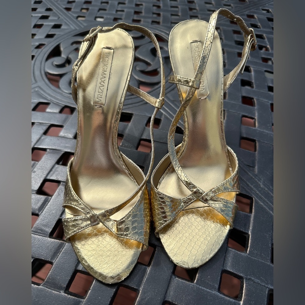 Bcbgmaxazria gold snake skin print Sandler. Size 8